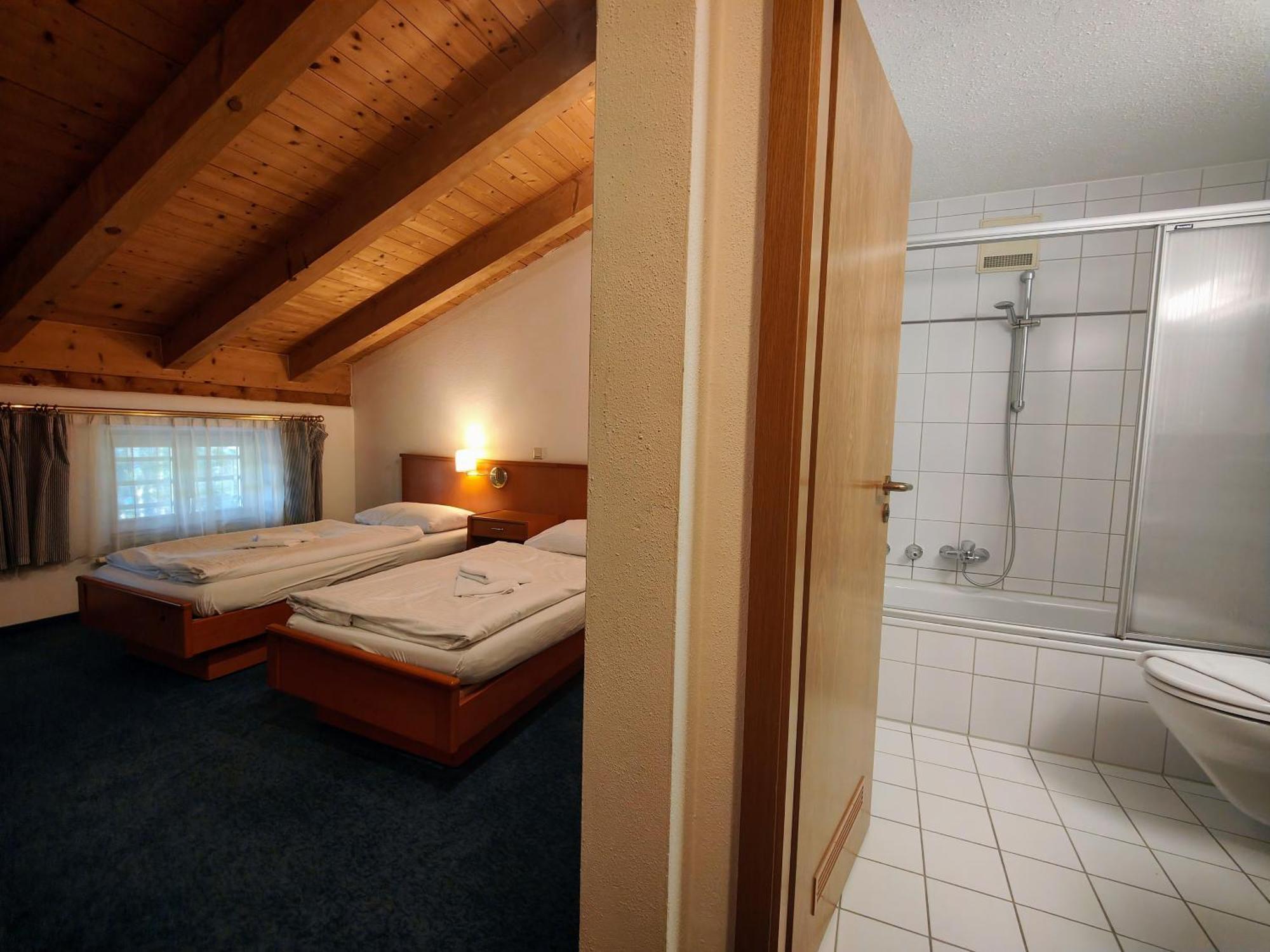 A8 Hotel Im Darchinger Hof Bed & Breakfast - Zwischen Holzkirchen Und Weyarn - Zwischen Muenchen Salzburg Und Innsbruck - Kurz Vor Dem Irschenberg Pokoj fotografie